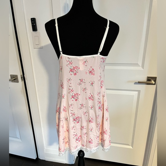 Floral nightgown size medium item 04-25 - Picture 2 of 2
